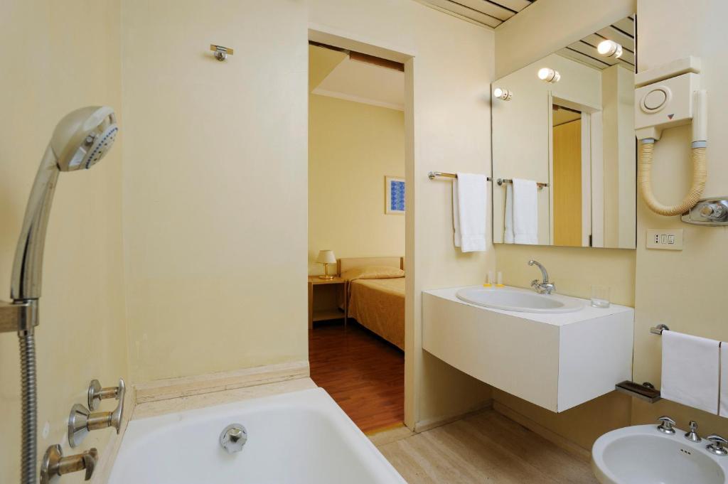 Hotel Mayfair Residence Rome Room photo